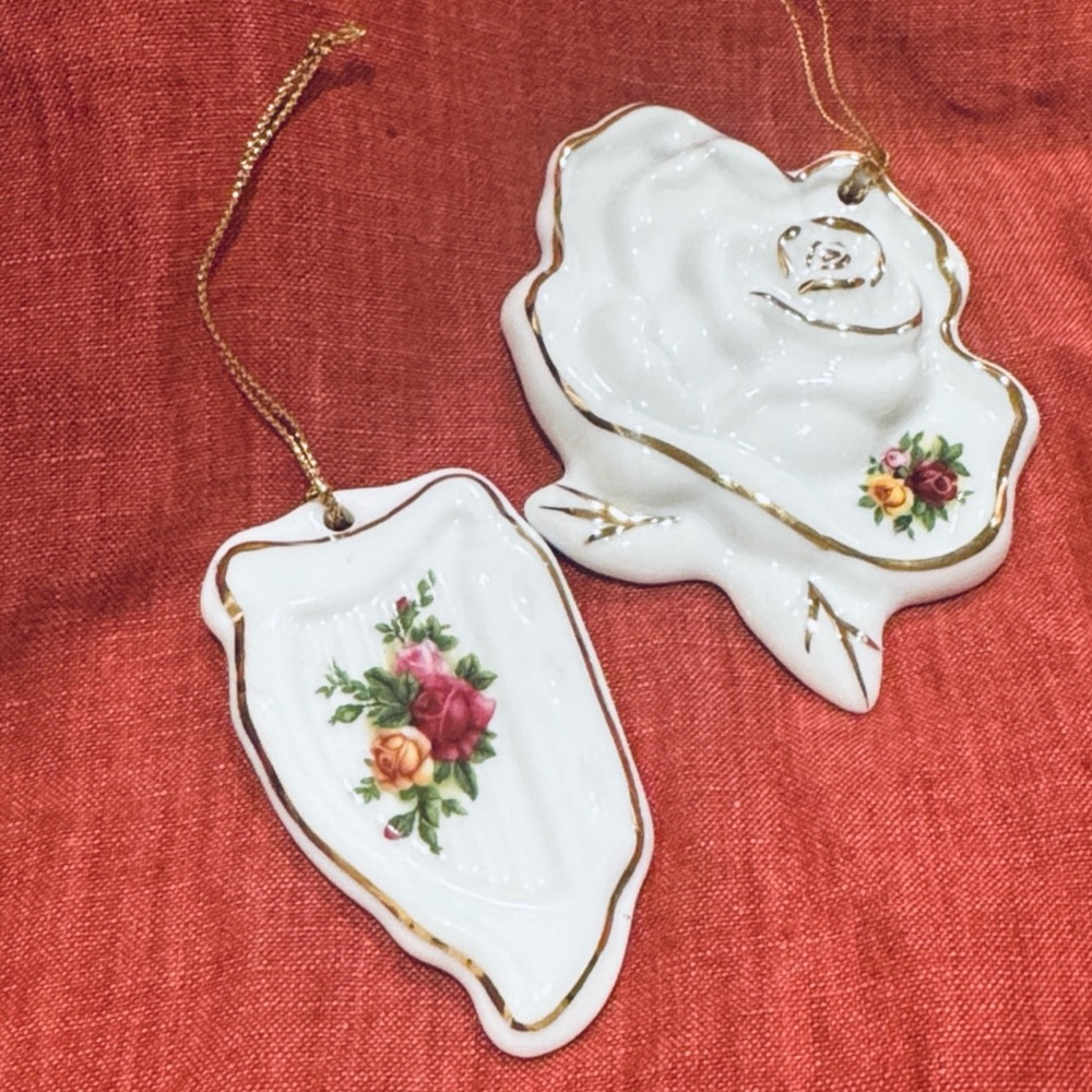 RARE ROYAL ALBERT OLD COUNTRY ROSES 2/ CHRISTMAS TREE ORNAMEN